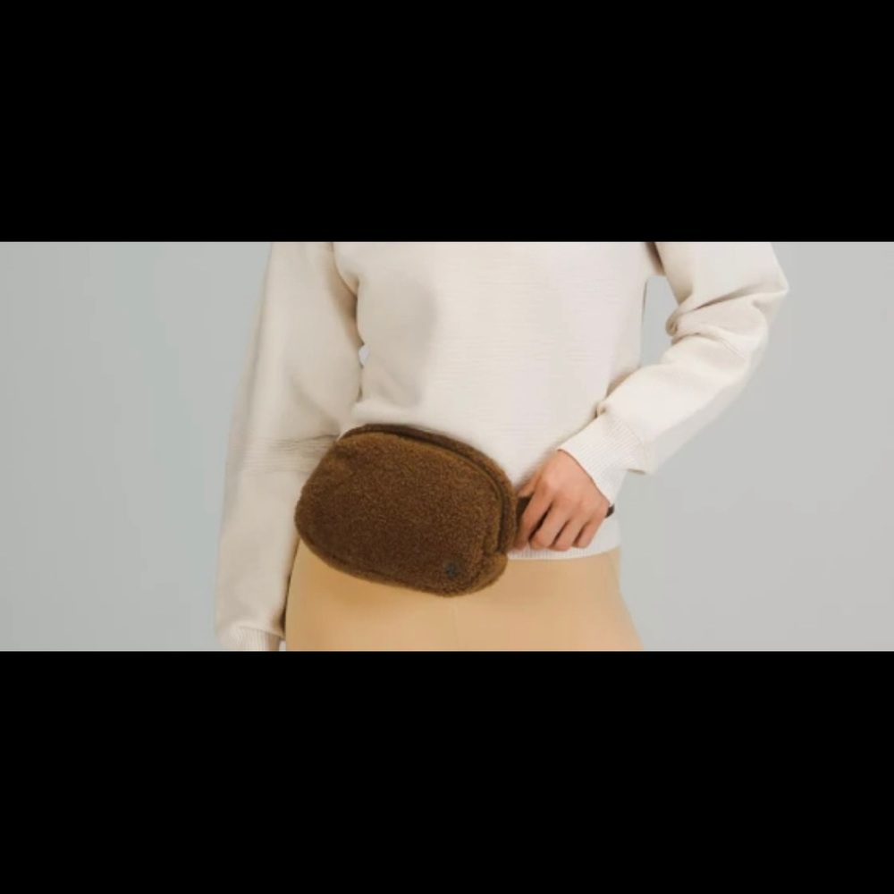 Lululemon everywhere fleece belt bag